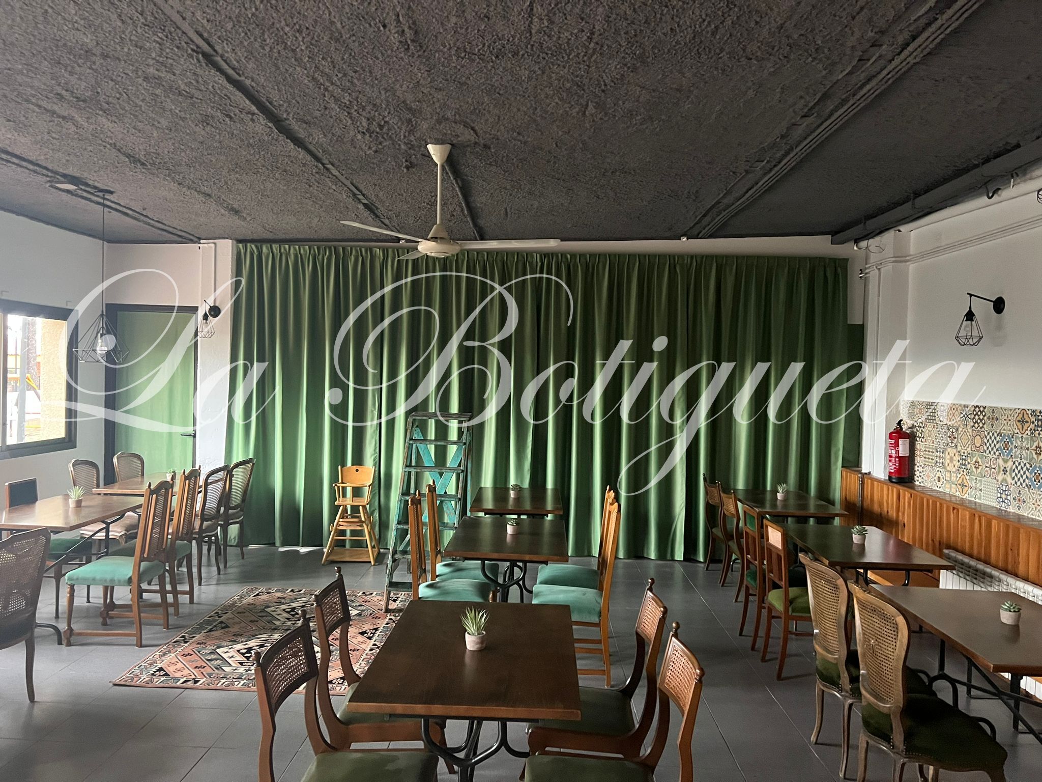 Separación de zonas en un restaurante con cortinas convencionales